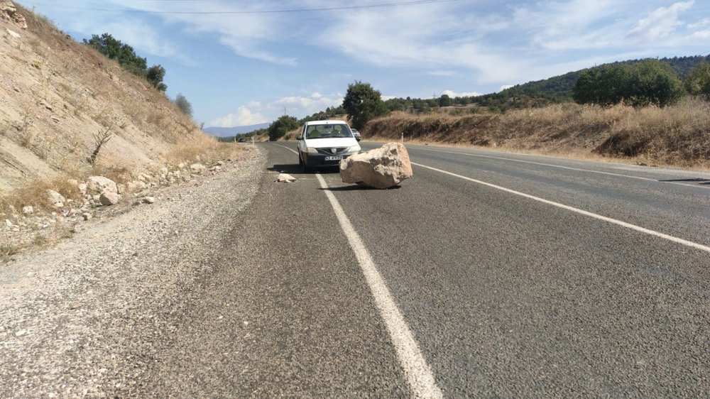 Çevre Yoluna Büyük Bir Taş Kütlesi Düştü