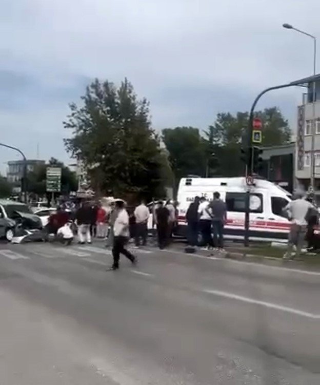 Hasta Taşıyan Ambulans Otomobil İle Kafa Kafaya Çarpıştı