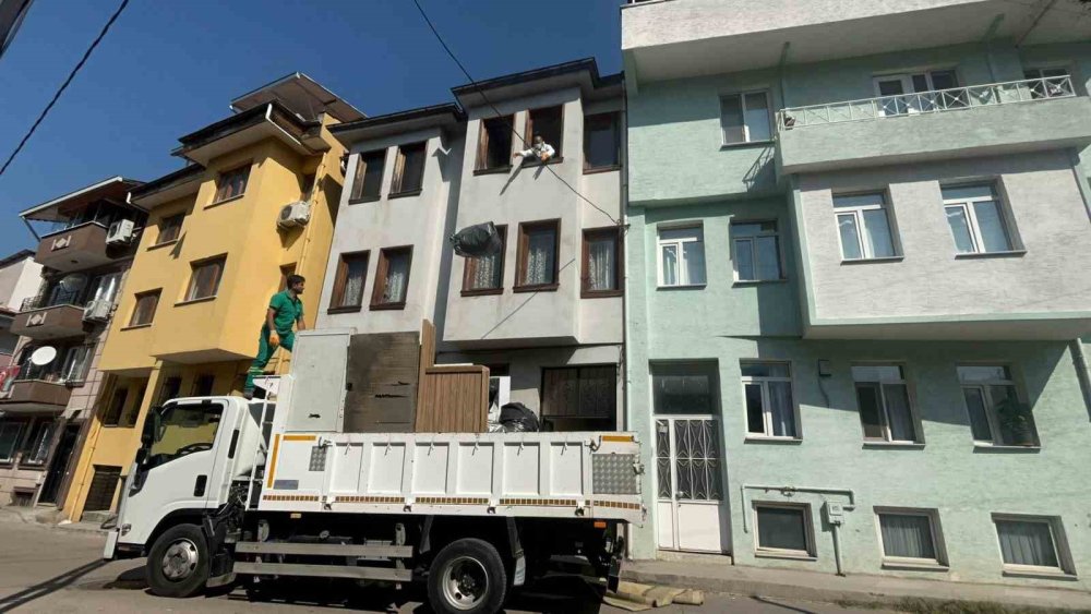 Apartmandan 5 Kamyon Çöp Çıktı