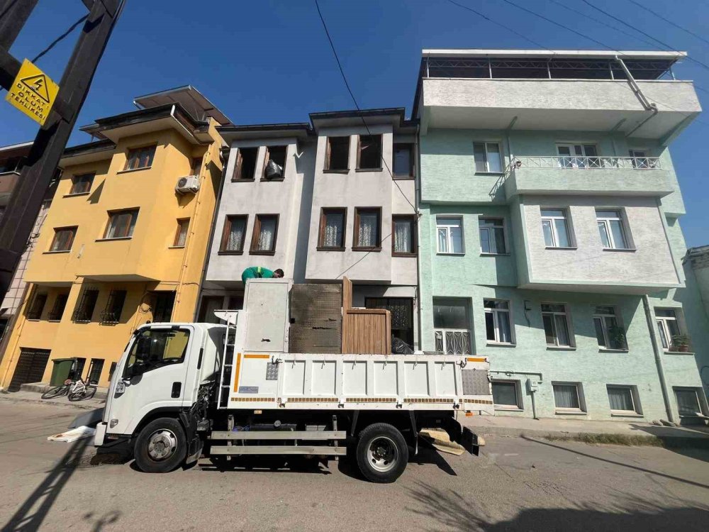 Apartmandan 5 Kamyon Çöp Çıktı