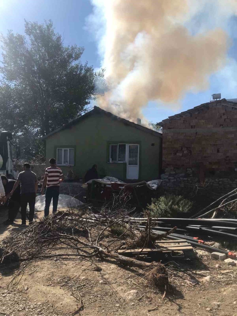 Eski Kanepelerini Yakmak İsterken Evini Yaktı