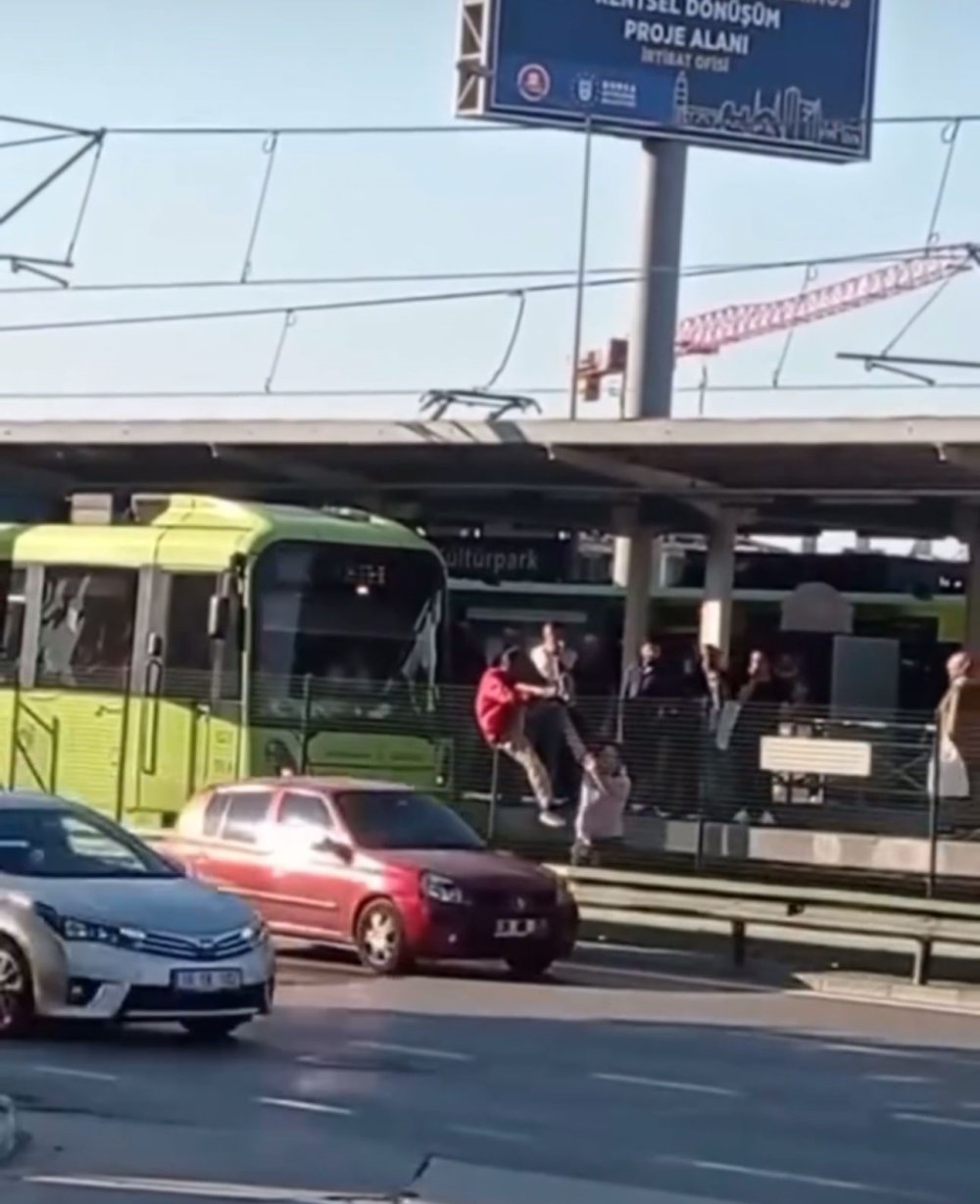 Metro Raylarına İnen Şahıs Yürekleri Ağza Getirdi