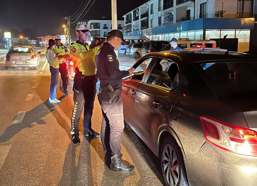 Polisten Şok Uygulama: 2 Şahıs Yakalandı, Ruhsatsız 5 Tabanca Ele Geçirildi