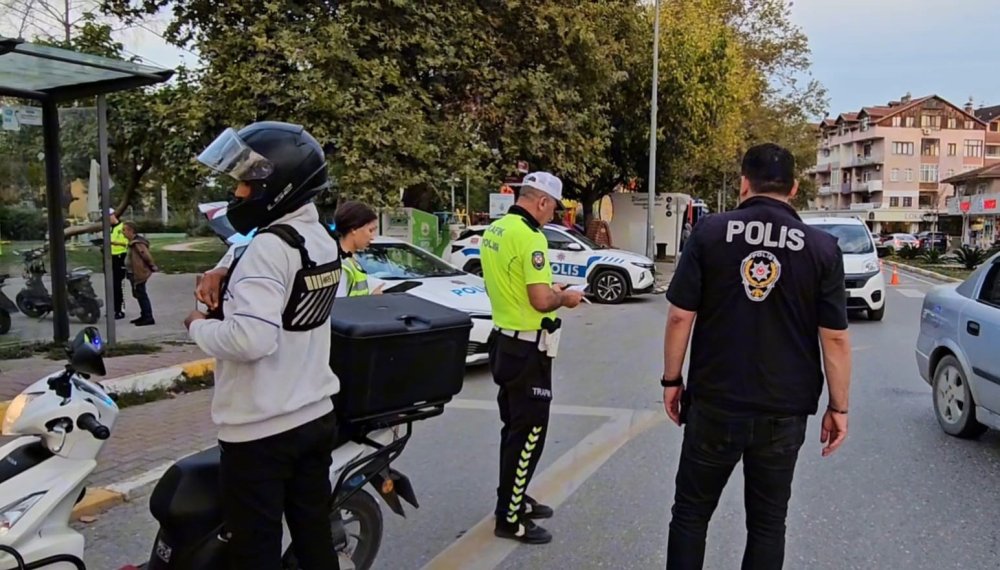 Polisten Şok Uygulama: 2 Şahıs Yakalandı, Ruhsatsız 5 Tabanca Ele Geçirildi