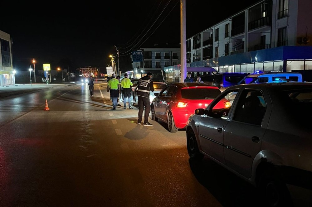 Polisten Şok Uygulama: 2 Şahıs Yakalandı, Ruhsatsız 5 Tabanca Ele Geçirildi