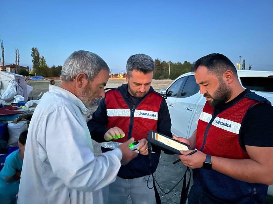 175 Yabancıyı Kontrol Edip 19 Şahsı Geri Gönderme Merkezlerine Teslim Etti