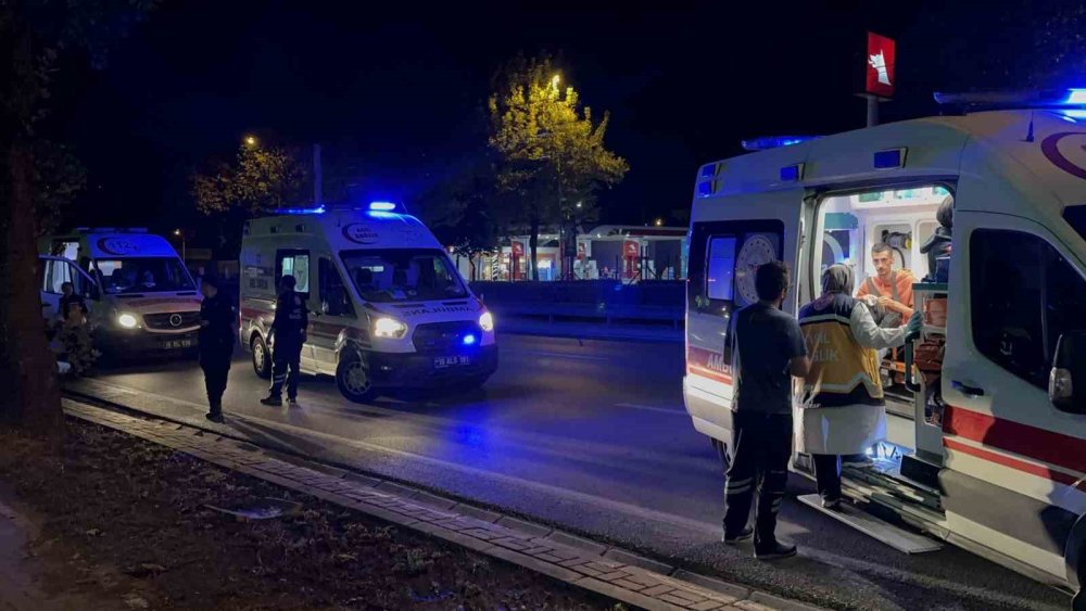 Aydınlatma Direğine Çarpan Tofaş Hurdaya Döndü: 4 Yaralı