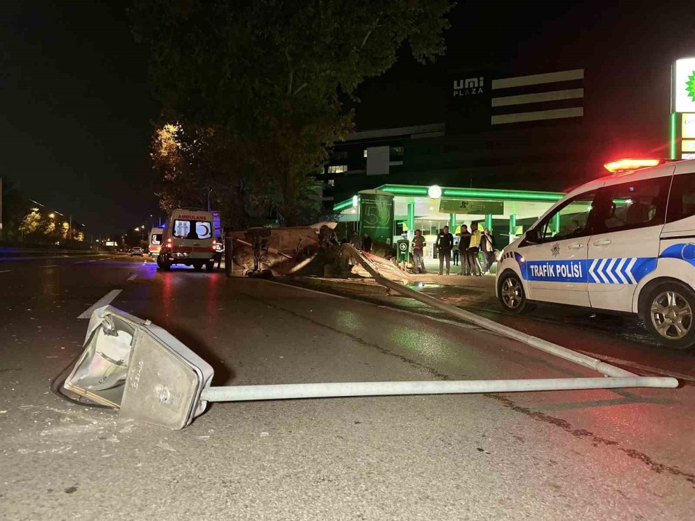 Aydınlatma Direğine Çarpan Tofaş Hurdaya Döndü: 4 Yaralı