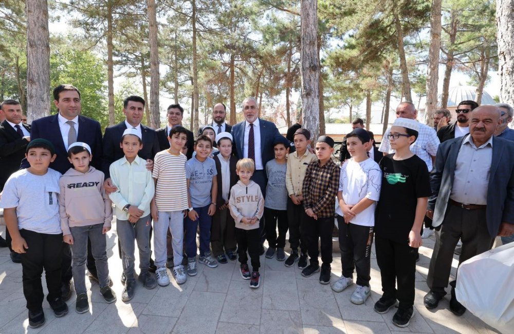 Bakan Işıkhan, Ertuğrul Gazi Türbesi’nde Dua Etti