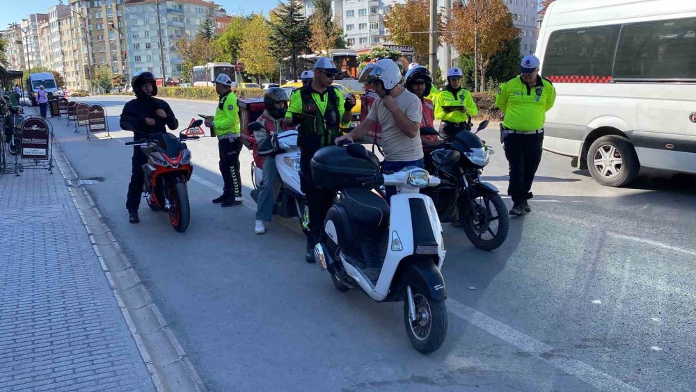 Kaskı Kafası Yerine Koluna Takan Motosiklet Sürücüsüne Ceza