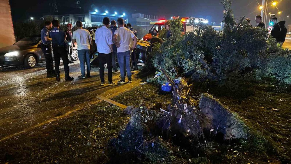 Feci Kaza: Önce Ağaçları Yıktı, Sonra Takla Atarak Karşı Seride Uçtu