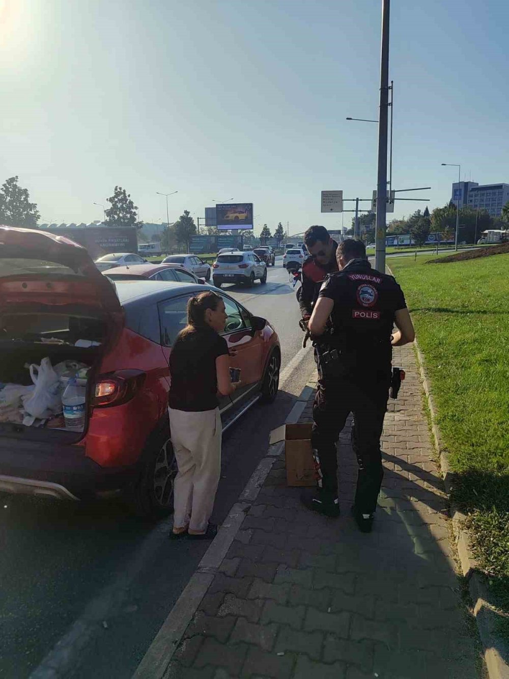 Trafikte Yavru Kedi Alarmı..polisler 4 Araca Giren Kediyi Kurtardı