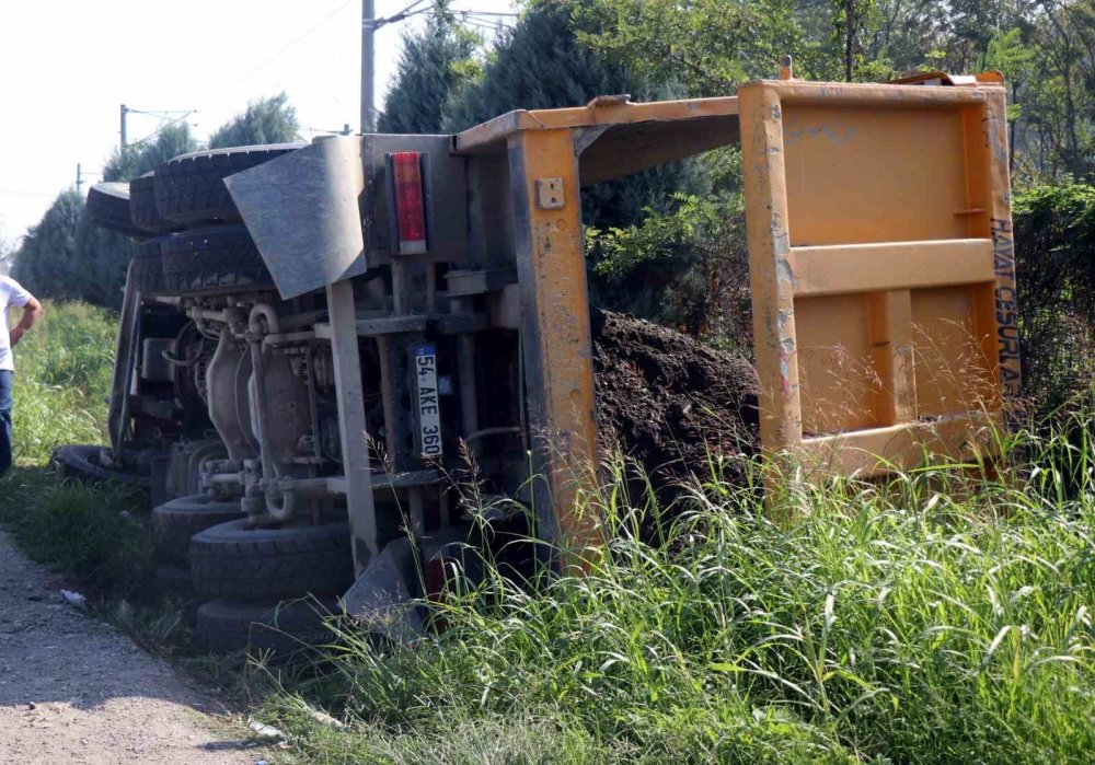 Toprak Yüklü Kamyon Yol Kenarına Devrildi: 1 Yaralı