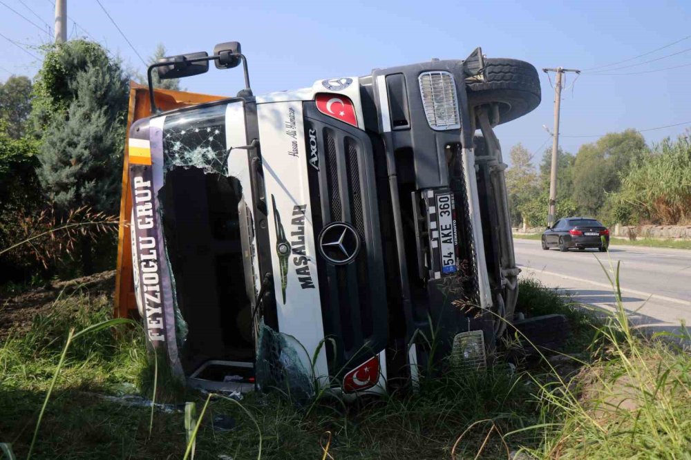 Toprak Yüklü Kamyon Yol Kenarına Devrildi: 1 Yaralı