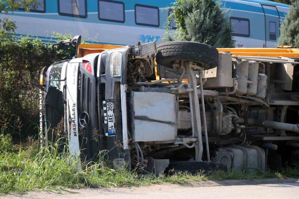 Toprak Yüklü Kamyon Yol Kenarına Devrildi: 1 Yaralı