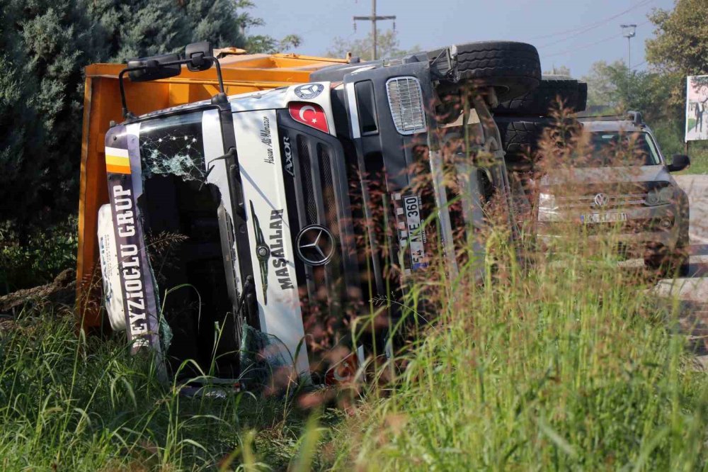 Toprak Yüklü Kamyon Yol Kenarına Devrildi: 1 Yaralı