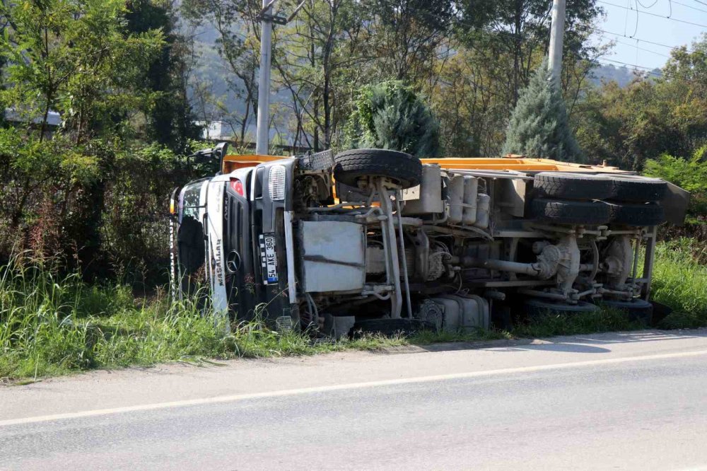 Toprak Yüklü Kamyon Yol Kenarına Devrildi: 1 Yaralı