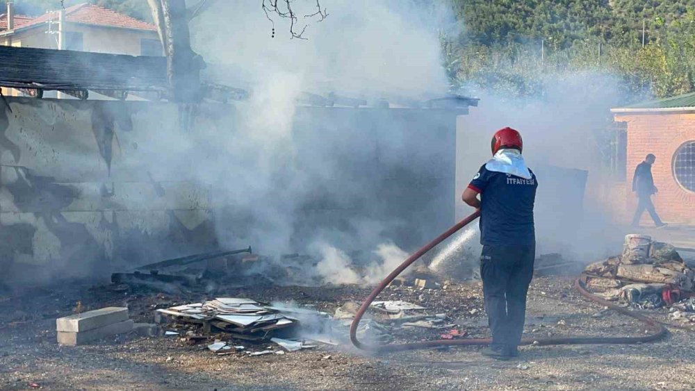 Boş Binada Başlayan Yangın, Atölyeye Sıçradı