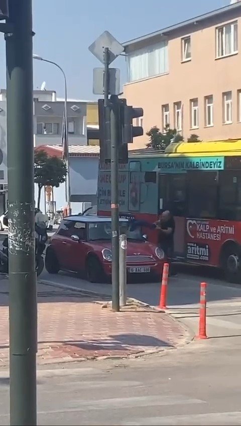 Polislerin Ceza Yazmasına Sinirlendi, Aracını Parçaladı