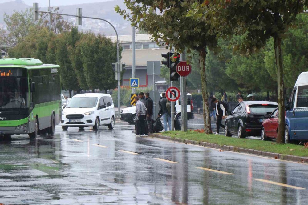 Kimi Şemsiyeyle Kimi Eşyasıyla Yağmurdan Korunmaya Çalıştı