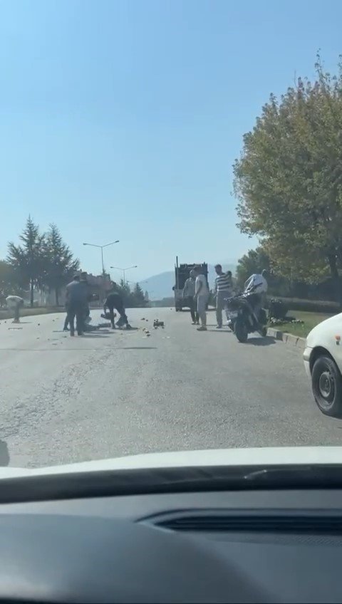 Yere Dökülen Armutları Gören Sürücüler Yardımına Koştu