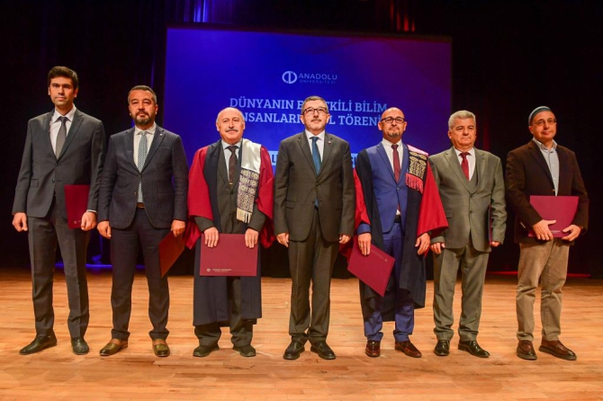 anadolu-universitesinden-rektor-kaplancikliya-odul1.jpg