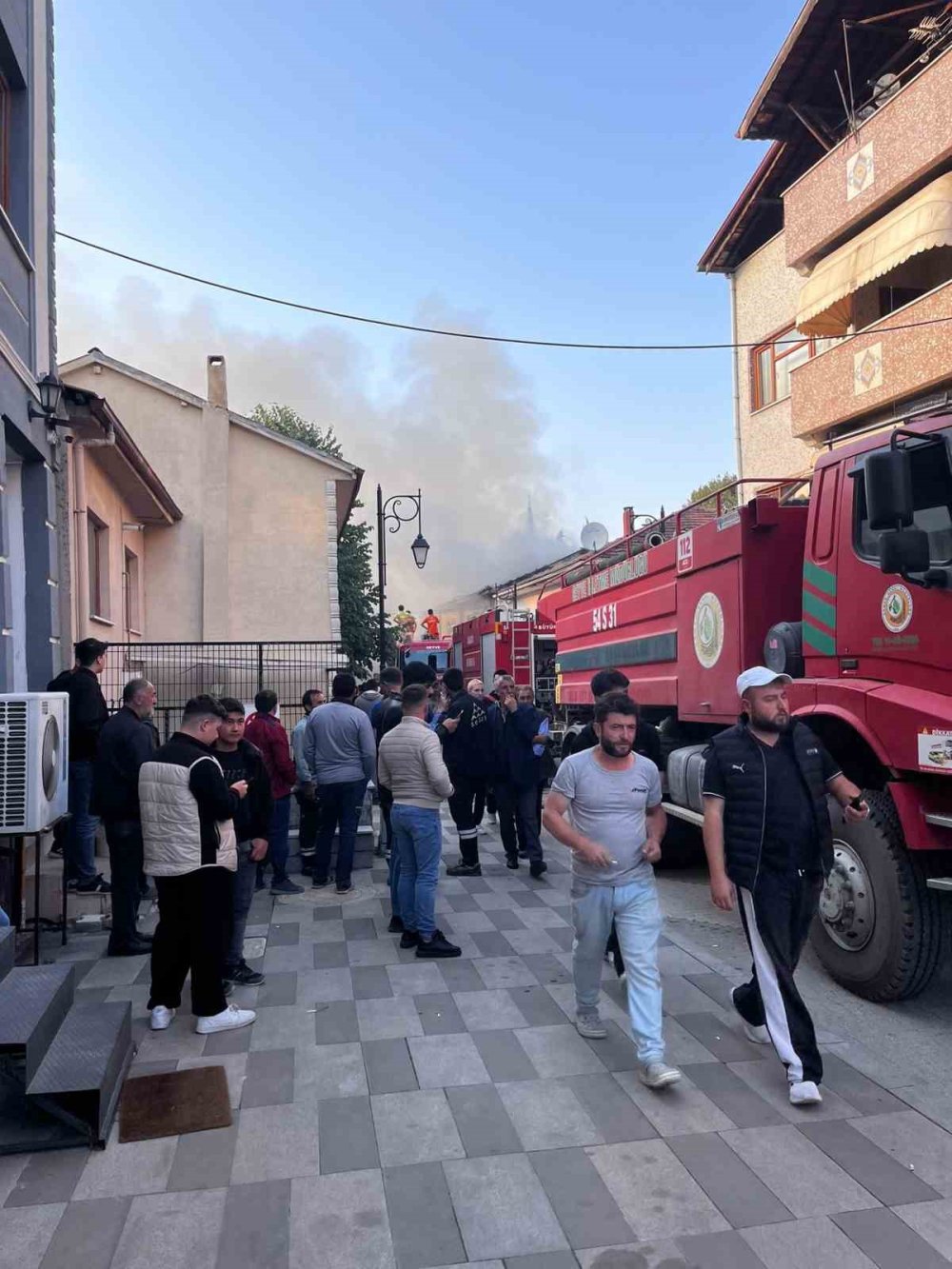 Evde Çıkan Yangın Yakınındaki 2 Eve Sıçradı: Mahsur Kalan 2 Çocuğu İtfaiye Kurtardı