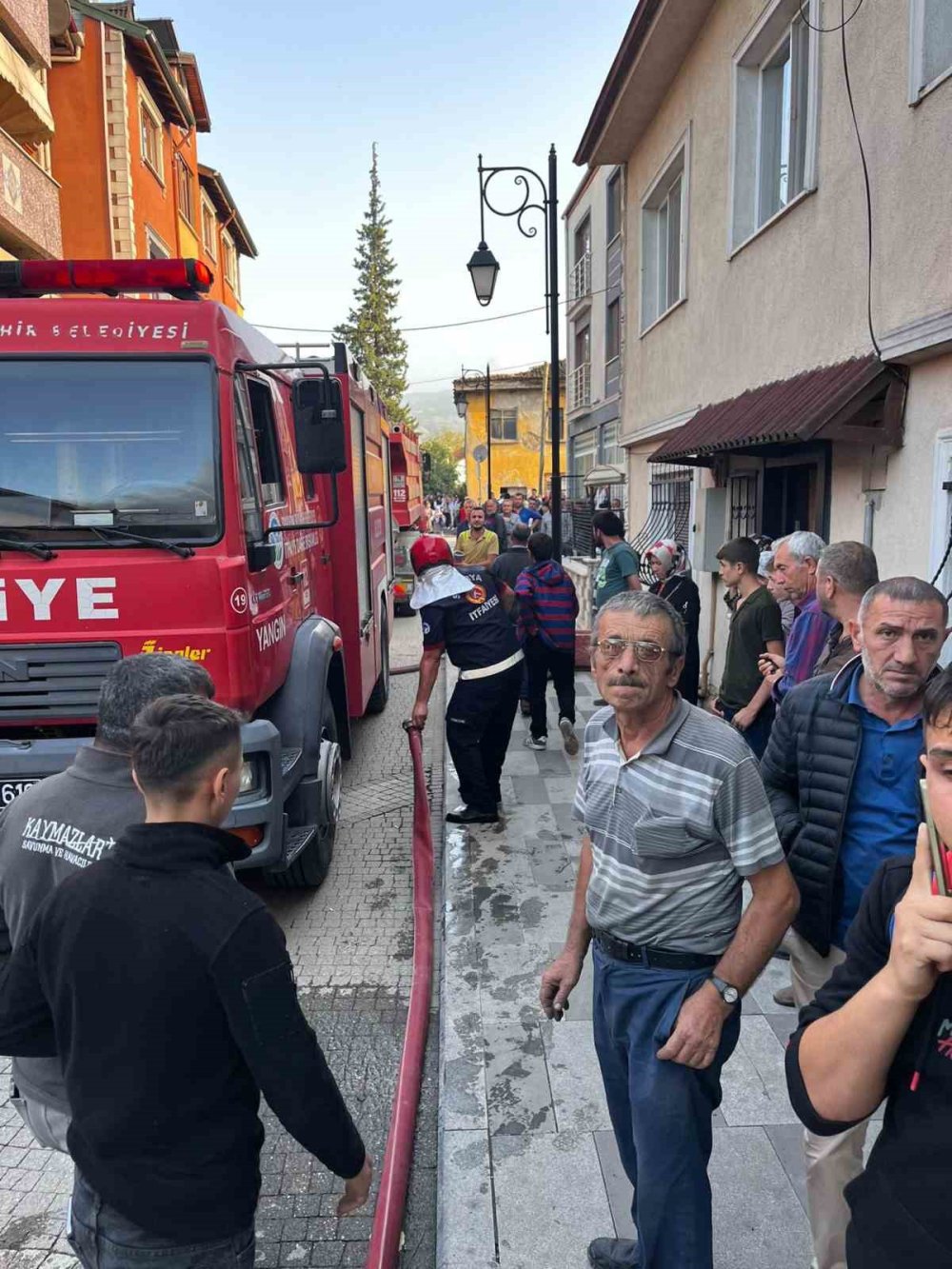 Evde Çıkan Yangın Yakınındaki 2 Eve Sıçradı: Mahsur Kalan 2 Çocuğu İtfaiye Kurtardı