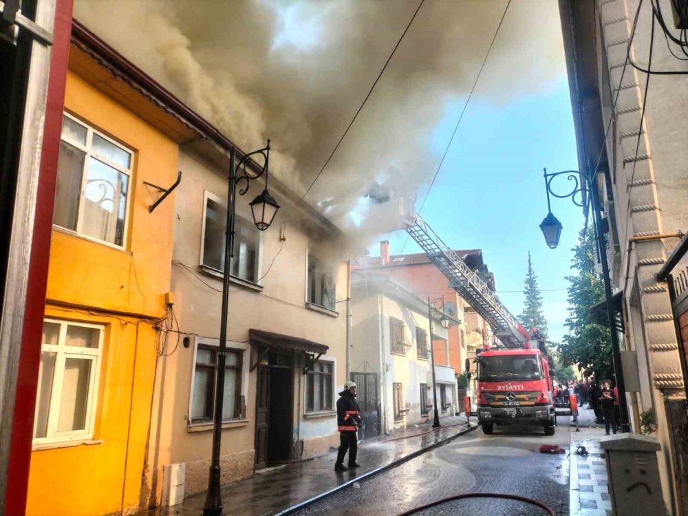 Evde Çıkan Yangın Yakınındaki 2 Eve Sıçradı: Mahsur Kalan 2 Çocuğu İtfaiye Kurtardı