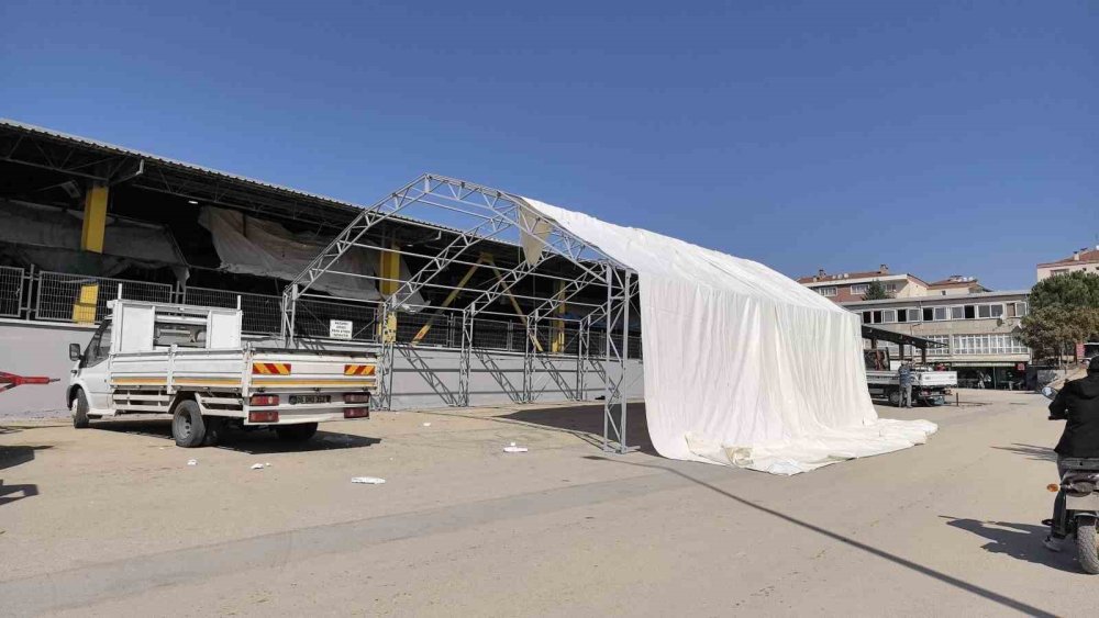 Pazar Yerine Branda Kurarken 5 Metre Yükseklikten Düştü, Ağır Yaralandı