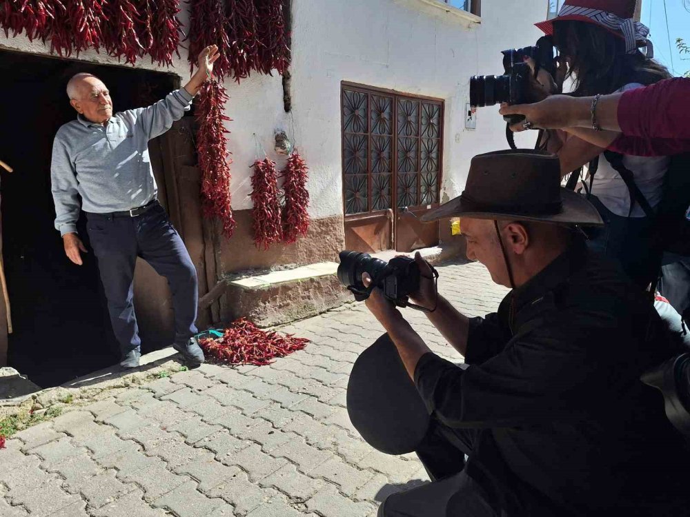 Fotoğraf Tutkunları ’çukurören Biberi’ni Görüntülemek İçin Bilecik’e Geldi