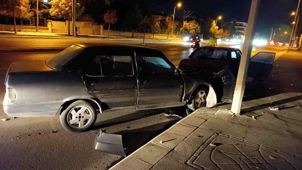 Alkollü Sürücü Aracını Ve Arkadaşlarını Olay Yerinde Bırakıp Kaçtı