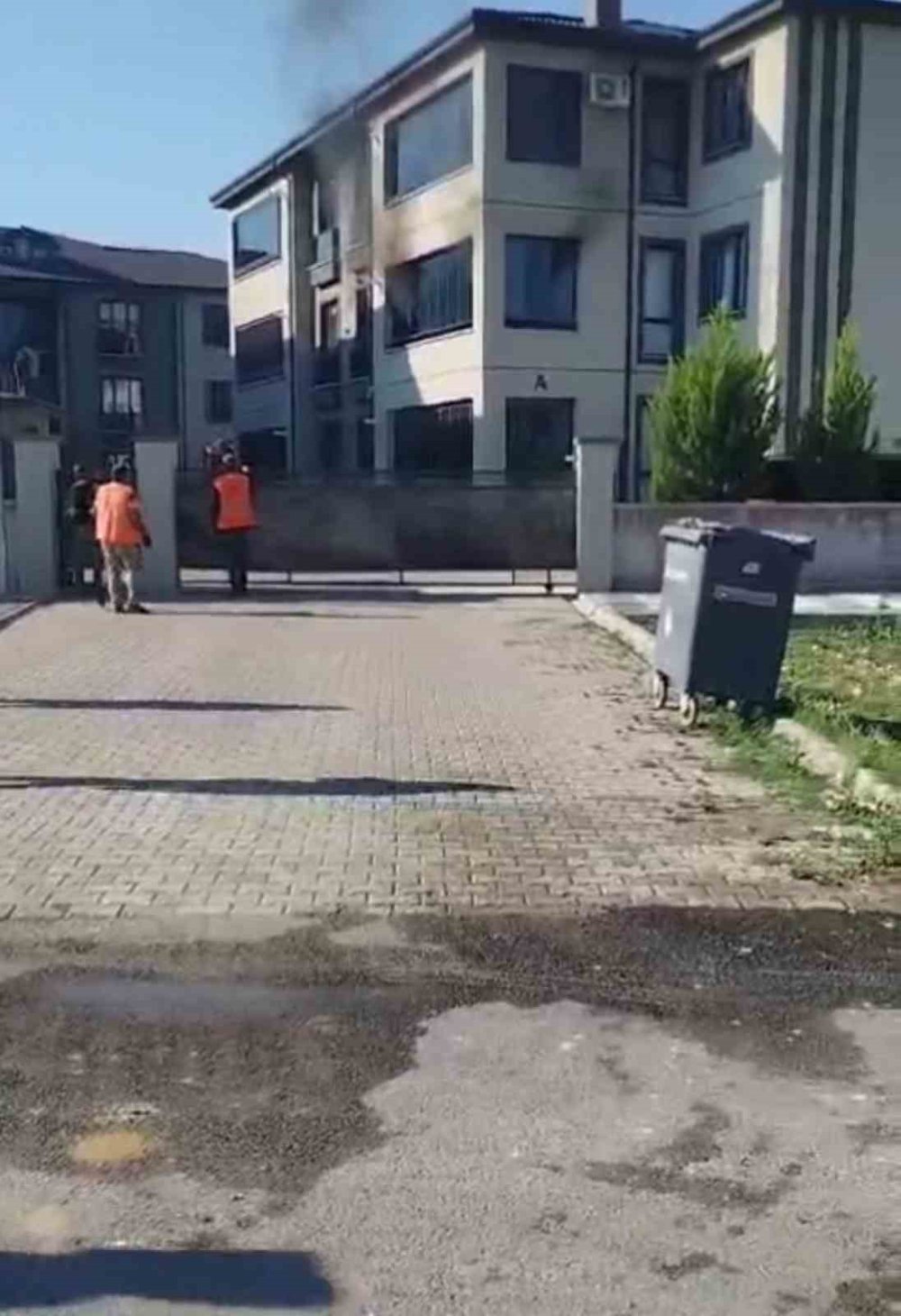 Apartmanda Çıkan Yangın Daireyi Küle Çevirdi