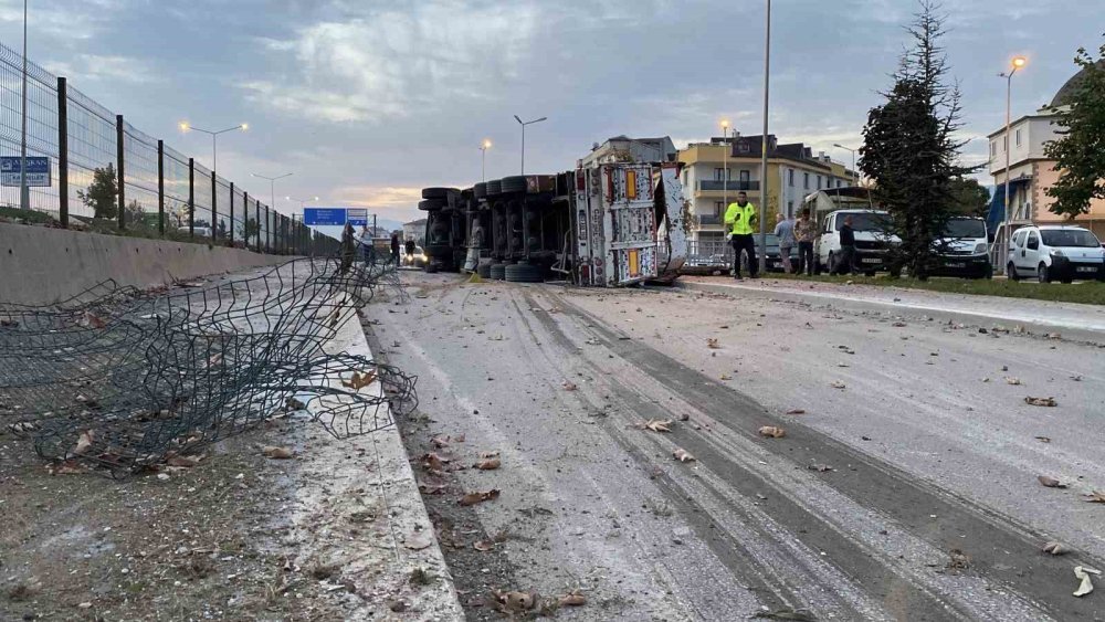 Kontrolden Çıkan Tır Altyola Uçtu : 1 Yaralı