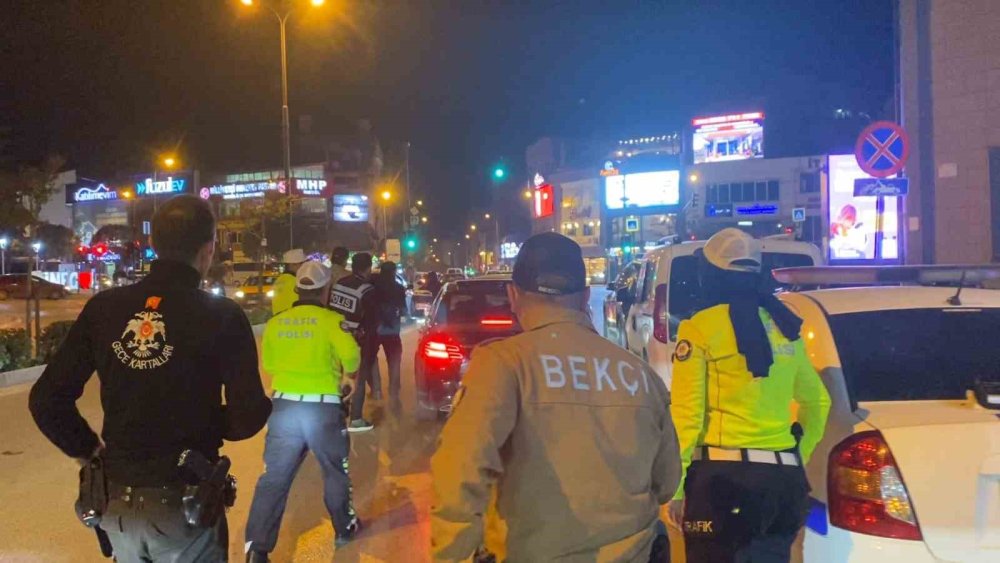 Uygulamadan Kaçan Alkollü Sürücüyü Polis Havaya Ateş Açarak Yakaladı