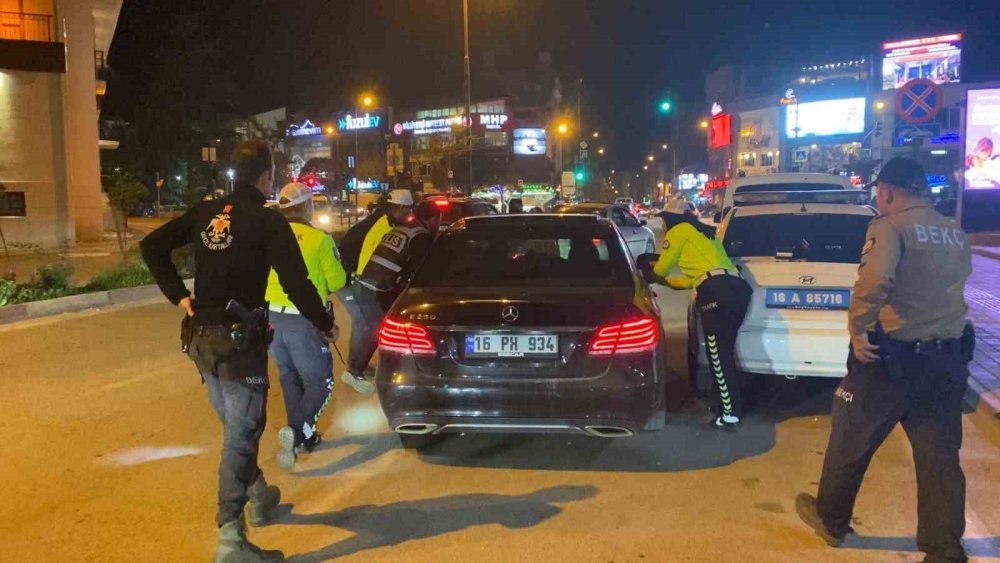 Uygulamadan Kaçan Alkollü Sürücüyü Polis Havaya Ateş Açarak Yakaladı