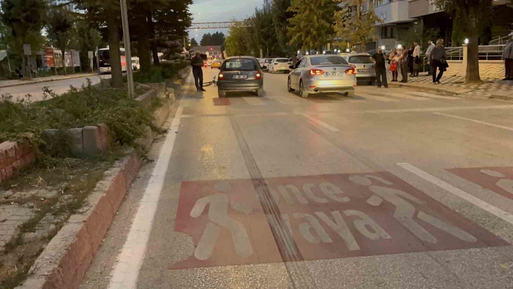 Yaya Geçidinden Geçen Bisikletli Çocuğa Otomobil Çarptı