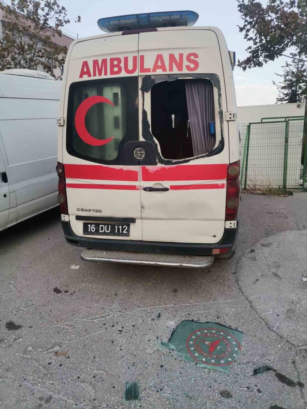 Ambulansın Ve Güvenlik Kulübesinin Camlarını Kırdılar