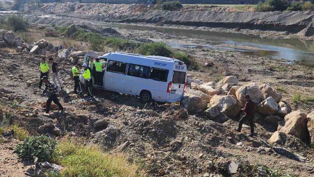 Servis Minibüsü Takla Attı