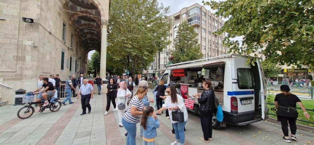 İstanbul'da katledilen kızların hayrına lokma dağıtıldı