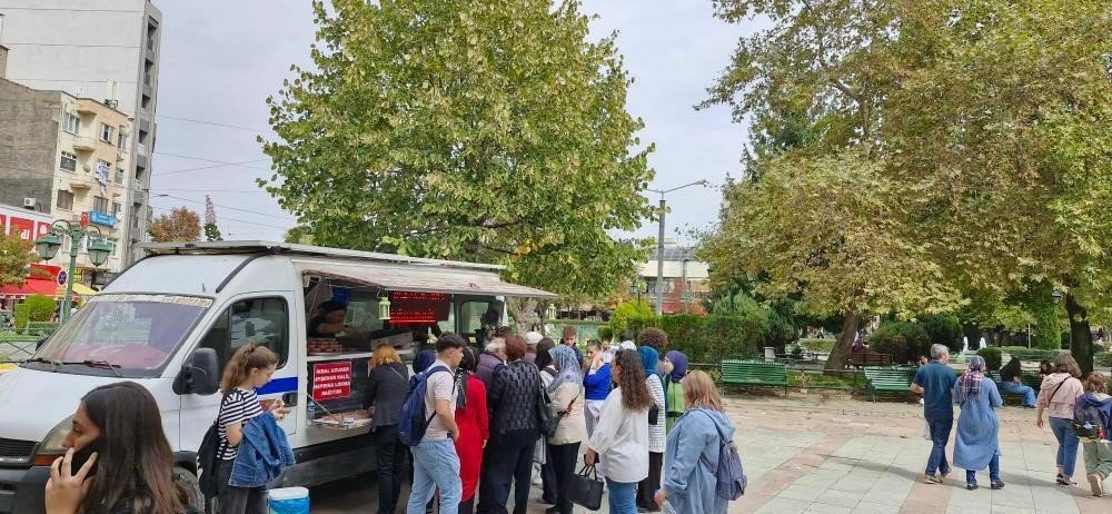 İstanbul'da katledilen kızların hayrına lokma dağıtıldı