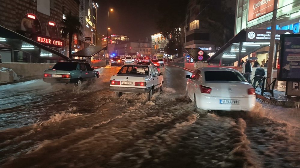 Sağanak Yağış Cadde Ve Sokakları Göle Çevirdi