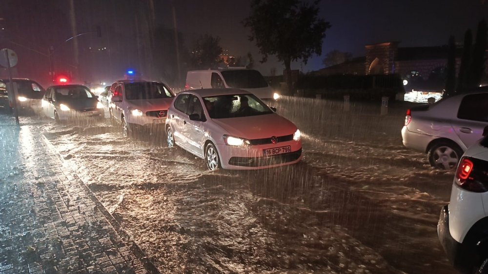 Sağanak Yağış Cadde Ve Sokakları Göle Çevirdi