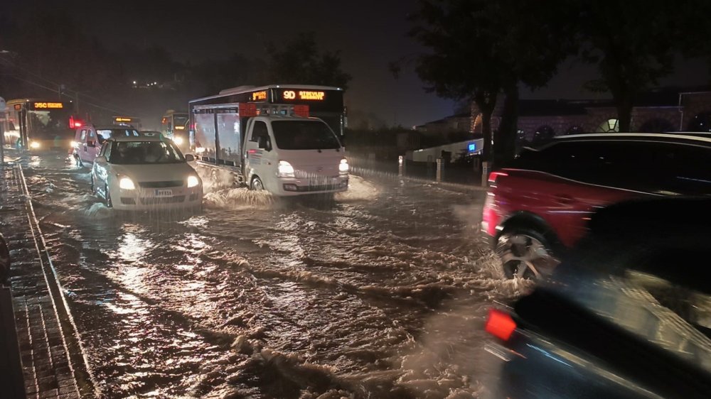 Sağanak Yağış Cadde Ve Sokakları Göle Çevirdi