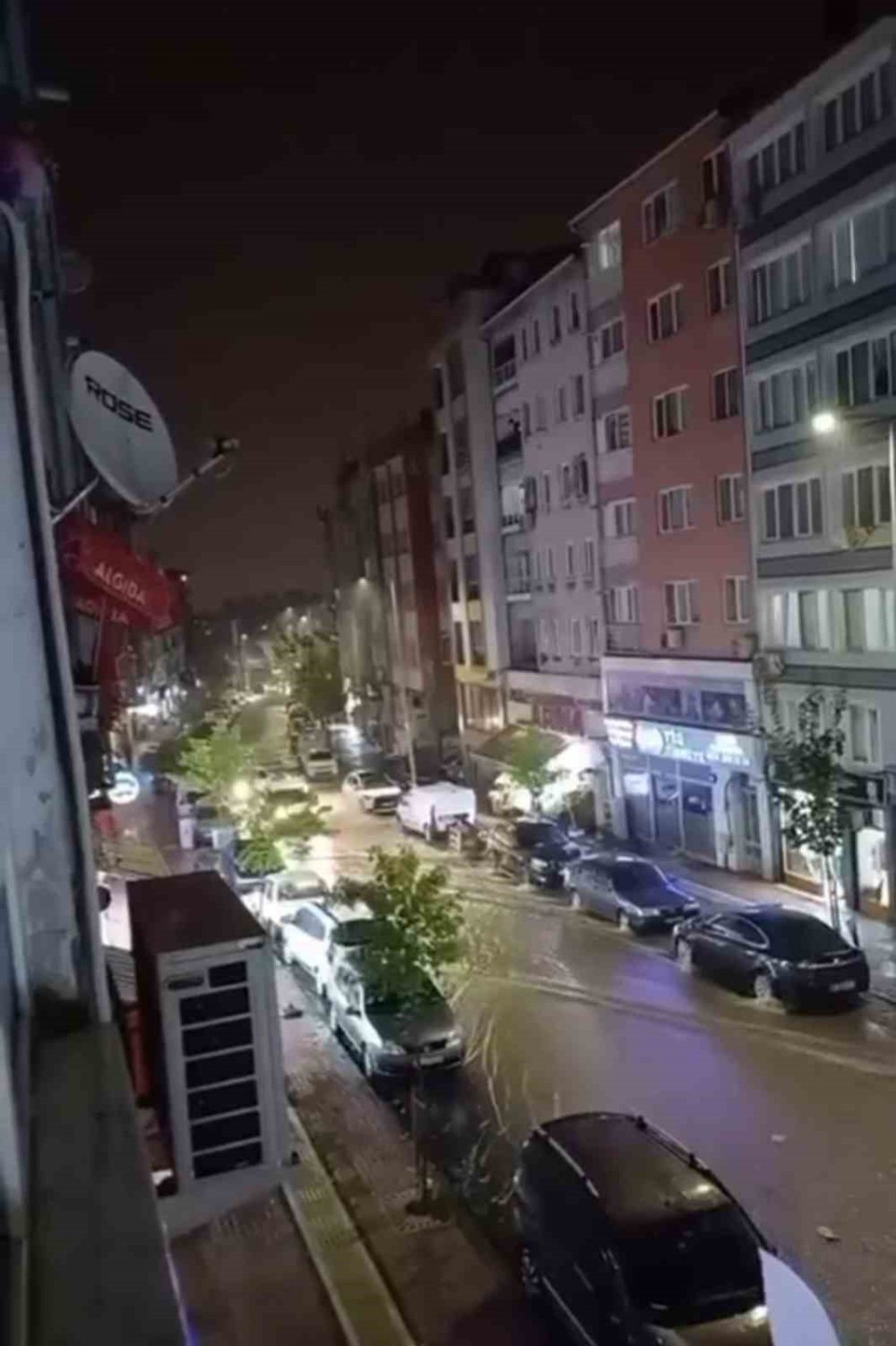 Sağanak Yağış Cadde Ve Sokakları Göle Çevirdi