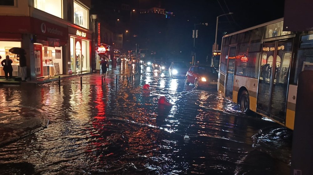 Sağanak Yağış Cadde Ve Sokakları Göle Çevirdi