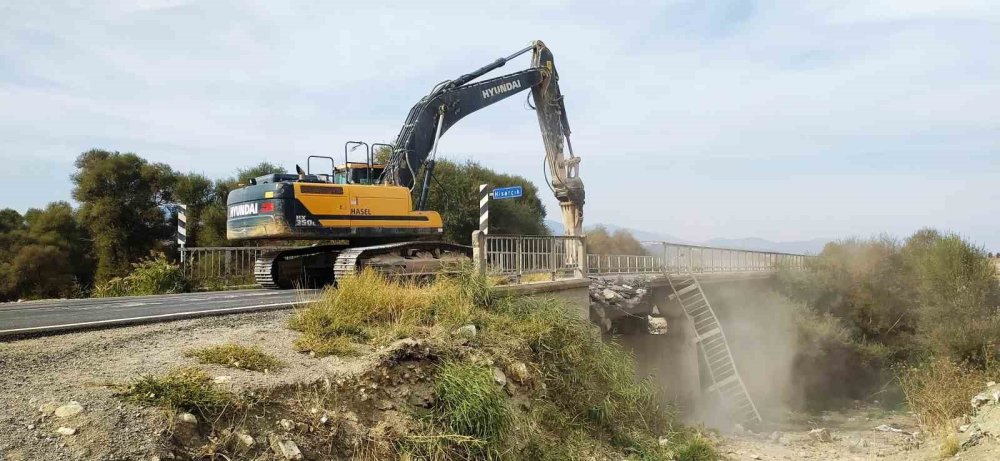 70 Yıllık Köprünün Yıkımına Başlandı