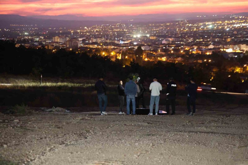 Arazinin Ortasına Bırakılan Tabut Ve Çelenk Görenleri Tedirgin Etti