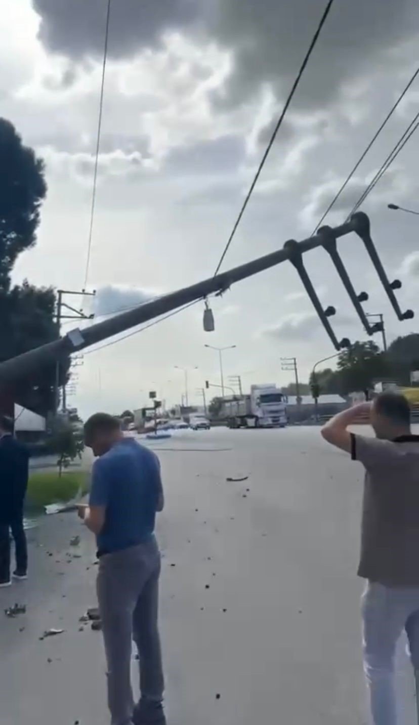 Şerit Değiştiren Ticari Araca Çarpan Tır Yan Yattı