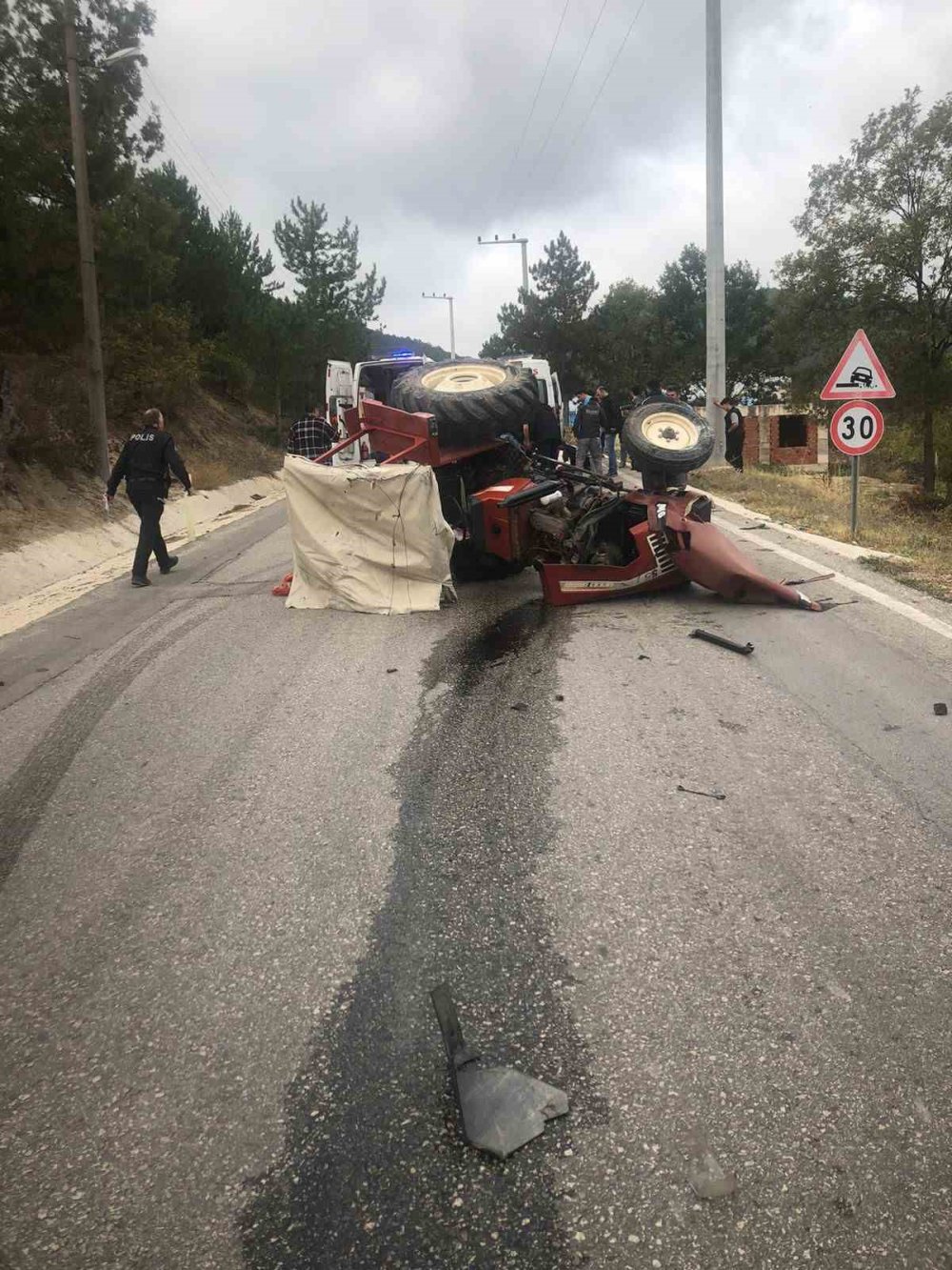 Servisten İndirilen Öğrencilerin Bindiği Traktör Kaza Yaptı: 6 Yaralı